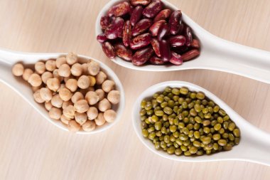 ahşap zemin üzerine karışık ham kuru fasulye