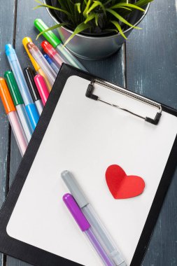 ahşap masa üzerinde işaretçileri olan temiz çarşaf 