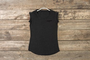 Temel pamuk t-shirt üzerinde ahşap arka plan