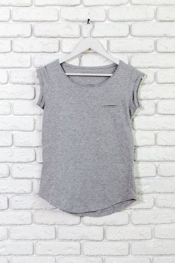 Temel t-shirt tuğla duvar arka plan üzerinde pamuk