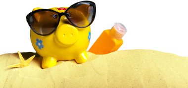 Plajda güneş gözlüğü ile yaz piggy banka