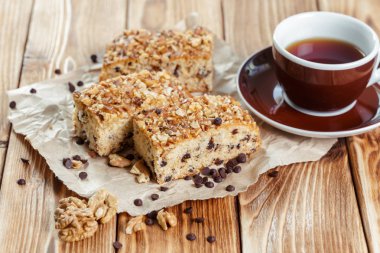 Eski ahşap zemin üzerine pasta