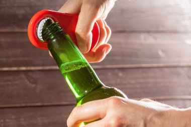 Cam şişe bira açacağı ile açılış kadının görünümü Kapat