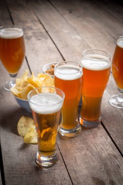 ahşap arka plan bira gözlük