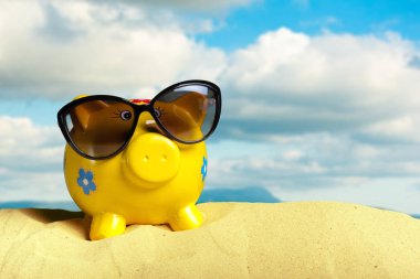 Plajda güneş gözlüğü ile yaz piggy banka