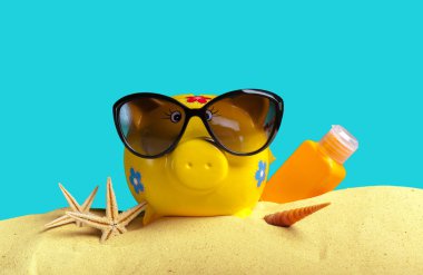 Plajda güneş gözlüğü ile yaz piggy banka