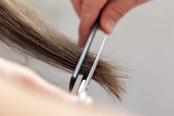 Fechar Vista Mulher Fazendo Corte Cabelo Salão — Fotografia de Stock