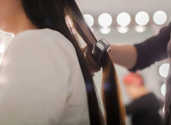 Hairdresser Does Hair Style Woman — Stock Photo, Image