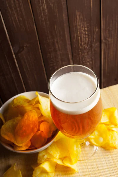 Piwo Lager Szkło Chrupiące Chipsy Podłoże Drewniane — Zdjęcie stockowe