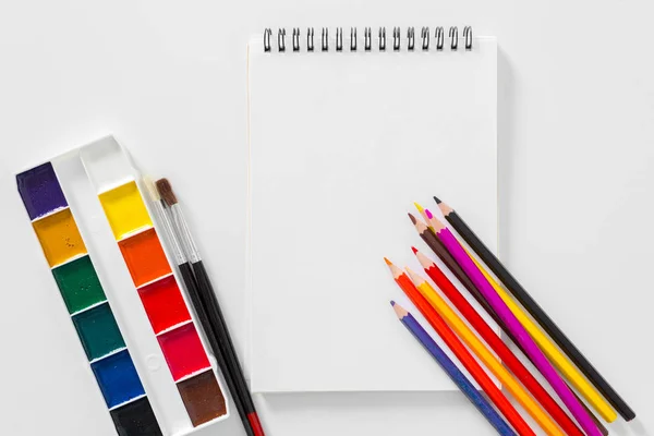 Κοντινό Πλάνο Χρώματα Watercolor Πινέλο Μολύβια Και Άσπρο Σημειωματάριο — Φωτογραφία Αρχείου