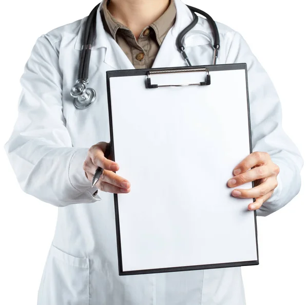 女性医生在制服持有剪贴板白色背景 — 图库照片