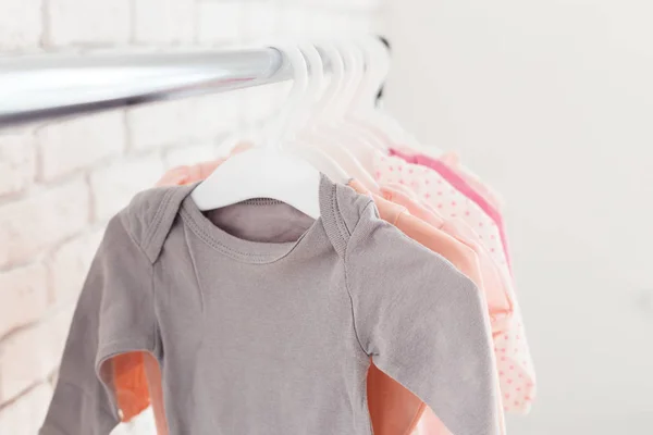 Kleurrijke Kinderkleding Opknoping Hangers — Stockfoto