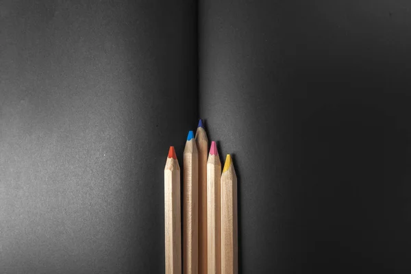 カラフルな鉛筆のグレーのテーブルの上に敷設 — ストック写真