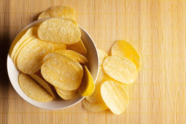 Patatas Fritas Crujientes Amarillas Tazón Mesa — Foto de Stock