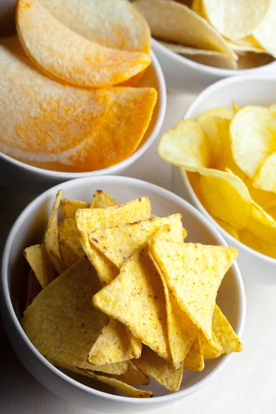 Batatas Fritas Amarelas Crocantes Tigelas Mesa — Fotografia de Stock