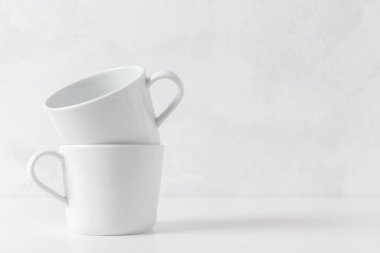 Kahve bardağı beyaz masada yığını