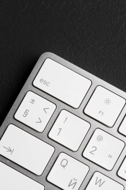 Ofis masaları ile klavye siyah arka plan üzerine