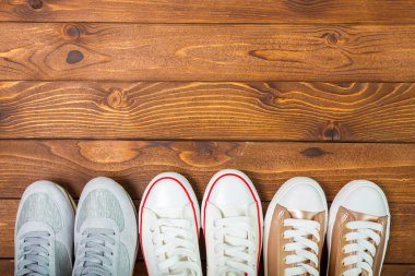 Ahşap zemin üzerinde spor ayakkabı üstten görünüm