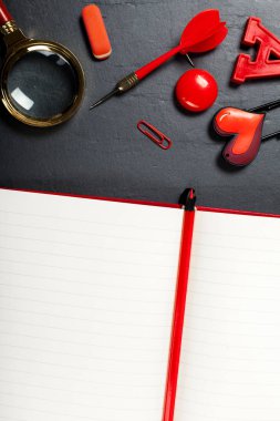 Siyah arka plan üzerine okul ve ofis malzemeleri