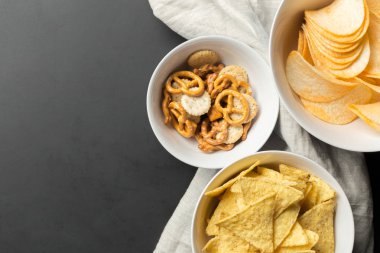 Tuzlu atıştırmalıklar. Çerez, cips, kraker