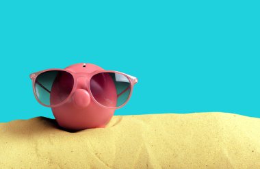 Plajda güneş gözlüğü ile yaz piggy banka