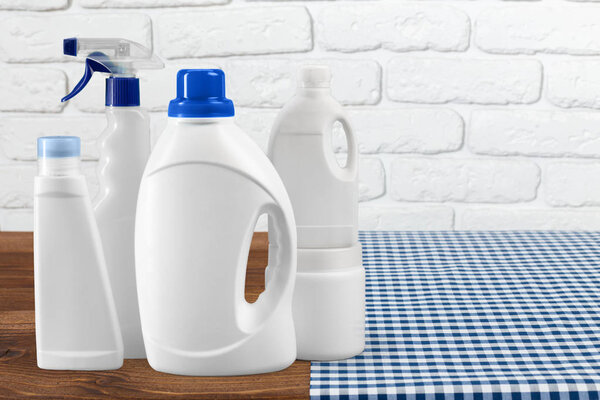 Различные косметические средства на деревянном столе
