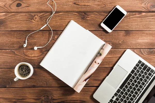 Serbest çalışma ortam görünümü ahşap masa