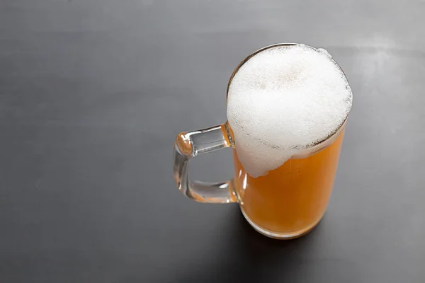 Cerveza Lager Sobre Mesa Gris — Foto de Stock