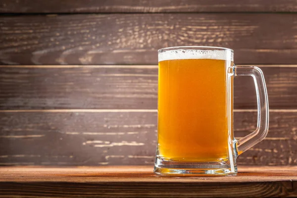 Glas Frisches Bier Auf Rustikalem Hintergrund — Stockfoto