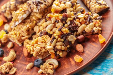 granola bar ahşap zemin üzerinde