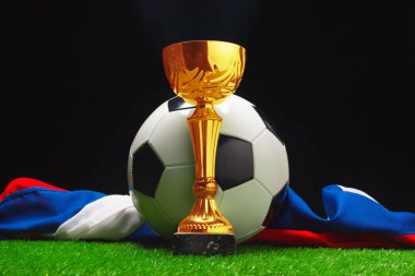 Futbol Kupası futbol topuyla çimenlerin üzerinde