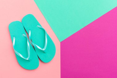 Renkli bir canlı arka planda kadın flip flop