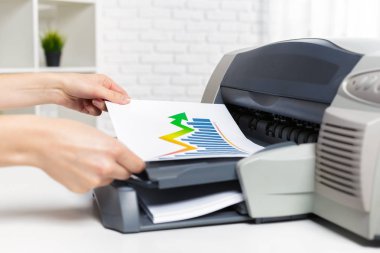 arka planda, ofiste yazıcı yakın çekim