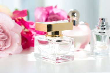 çiçek taşıyan parfüm şişeleri