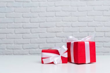 Beyaz masa üzerinde hediye kutuları