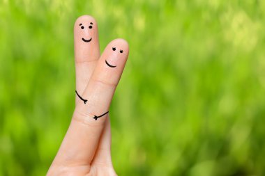 İnsan el parmaklarında komik boyalı emoticons ile. İnsan ilişkileri kavramı