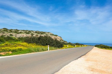 boş bir yolda sürüş