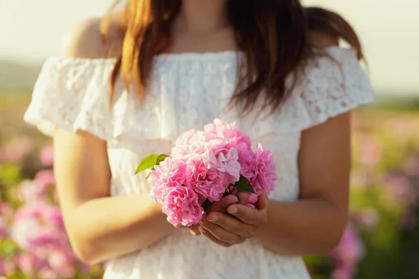 Mulher Segurando Rosas Perto Temporada Verão — Fotografia de Stock