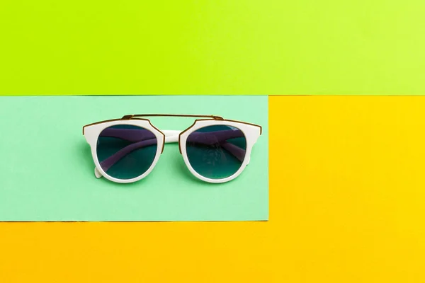 Óculos Sol Femininos Fundo Vibrante Colorido — Fotografia de Stock