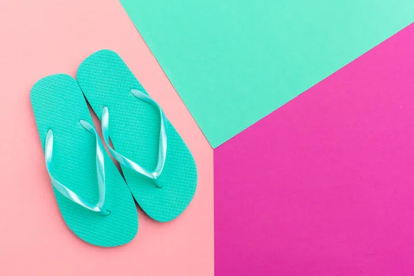 Weibliche Flip Flops Auf Farbenfrohem Hintergrund — Stockfoto