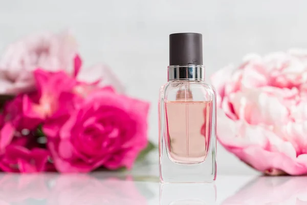 Perfume Bottles Flowers — Stock Photo, Image