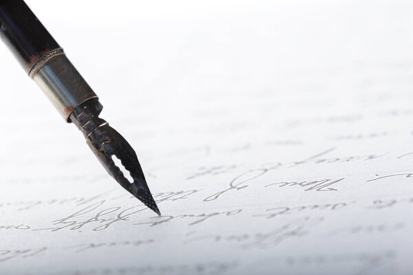 Фонтанная ручка на старинном рукописном письме
