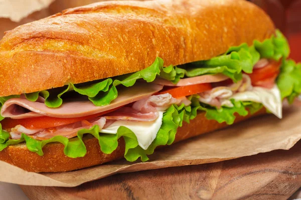 Sandwich Auf Einem Holztisch — Stockfoto