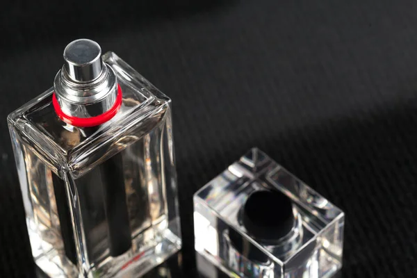 Frasco Perfume Sobre Fondo Oscuro — Foto de Stock