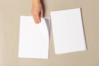 Kağıtları a4 boyutunda tutan el