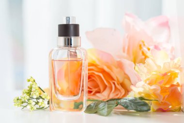 çiçek taşıyan parfüm şişeleri