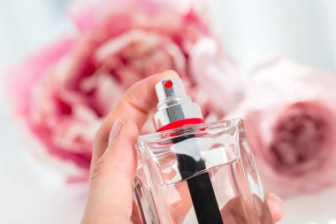 çiçek taşıyan parfüm şişeleri