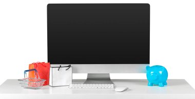 E-ticaret kavramı. Bilgisayar aksesuarları alışveriş ile tablo monitör ekranında