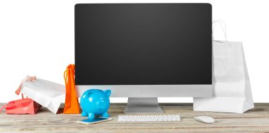 E-ticaret kavramı. Bilgisayar aksesuarları alışveriş ile tablo monitör ekranında