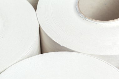 beyaz arkaplanda tuvalet kağıdı